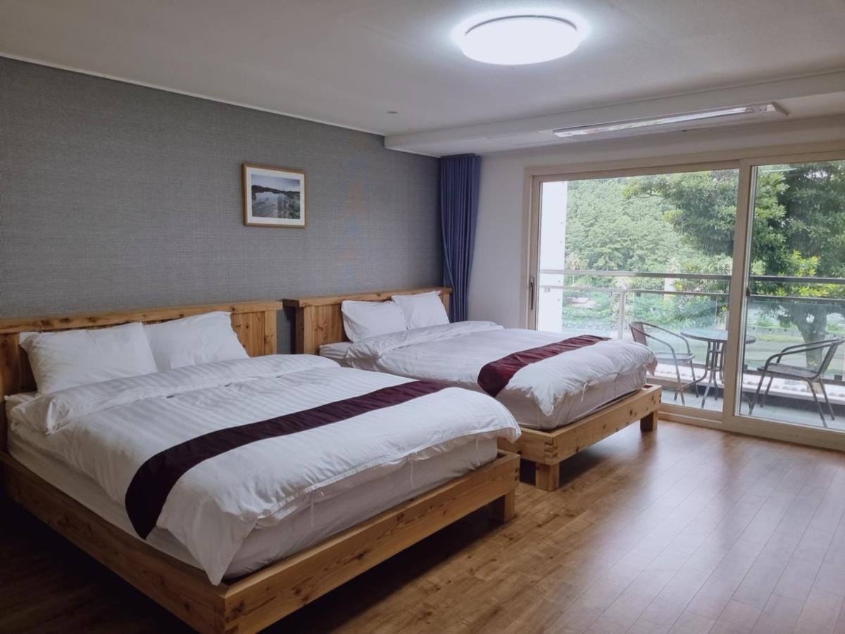 סאוגוויפו Cheonjiyeon Crystal Hotel מראה חיצוני תמונה