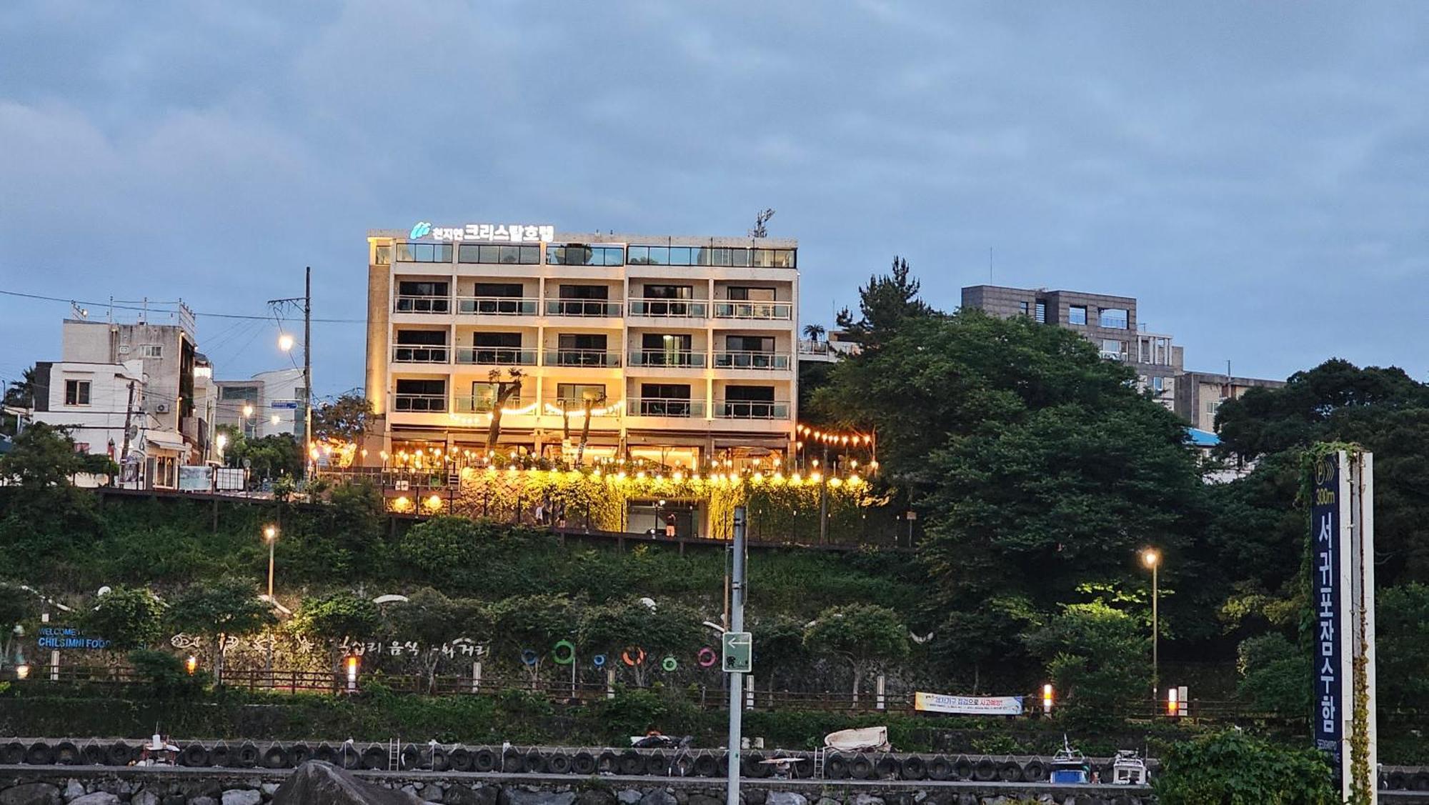 סאוגוויפו Cheonjiyeon Crystal Hotel מראה חיצוני תמונה