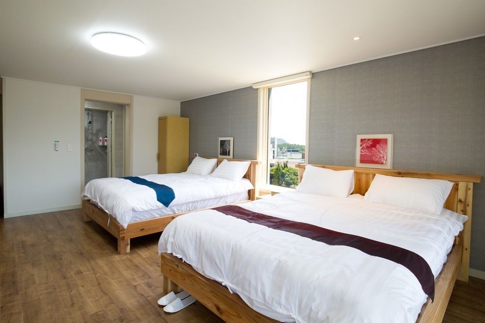 סאוגוויפו Cheonjiyeon Crystal Hotel מראה חיצוני תמונה