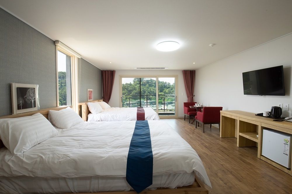 סאוגוויפו Cheonjiyeon Crystal Hotel מראה חיצוני תמונה