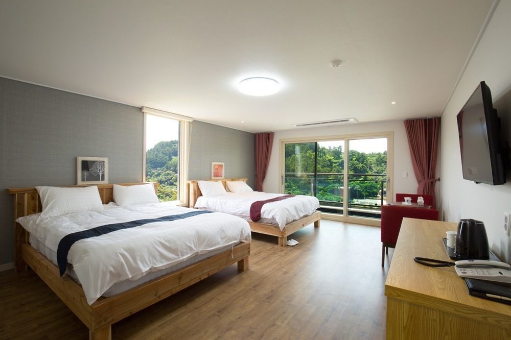 סאוגוויפו Cheonjiyeon Crystal Hotel מראה חיצוני תמונה
