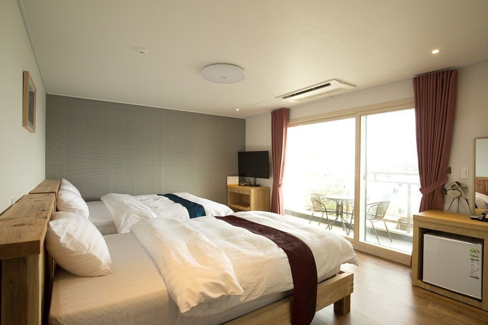 סאוגוויפו Cheonjiyeon Crystal Hotel מראה חיצוני תמונה