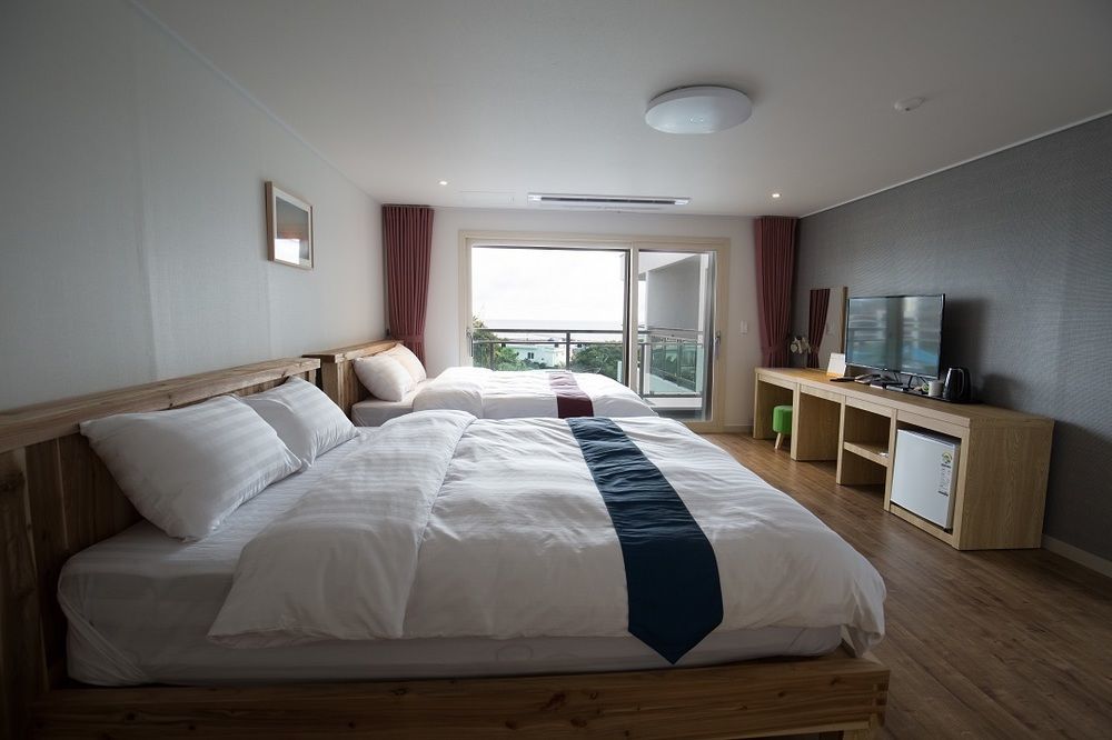 סאוגוויפו Cheonjiyeon Crystal Hotel מראה חיצוני תמונה
