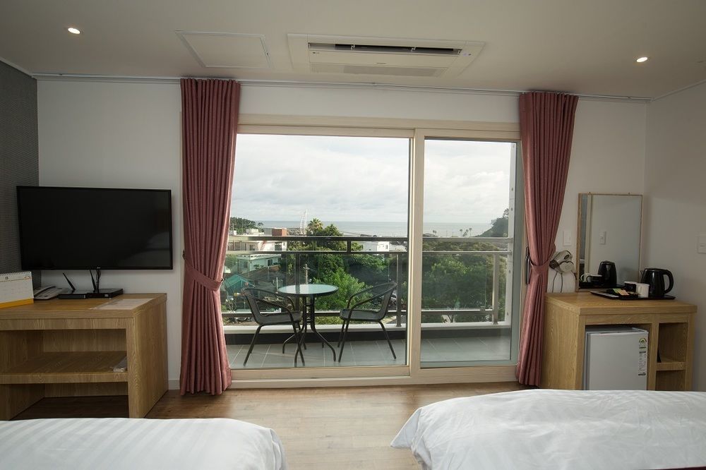 סאוגוויפו Cheonjiyeon Crystal Hotel מראה חיצוני תמונה