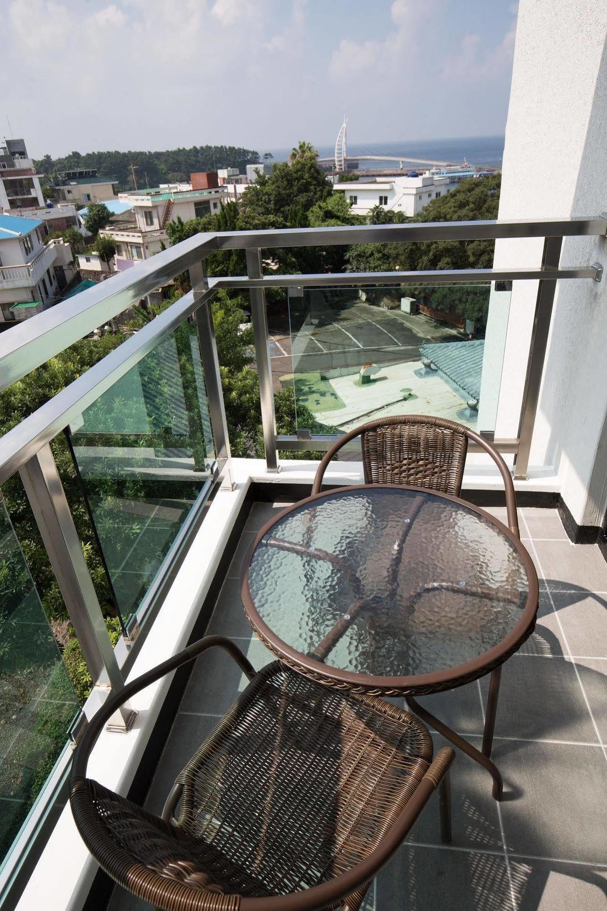 סאוגוויפו Cheonjiyeon Crystal Hotel מראה חיצוני תמונה