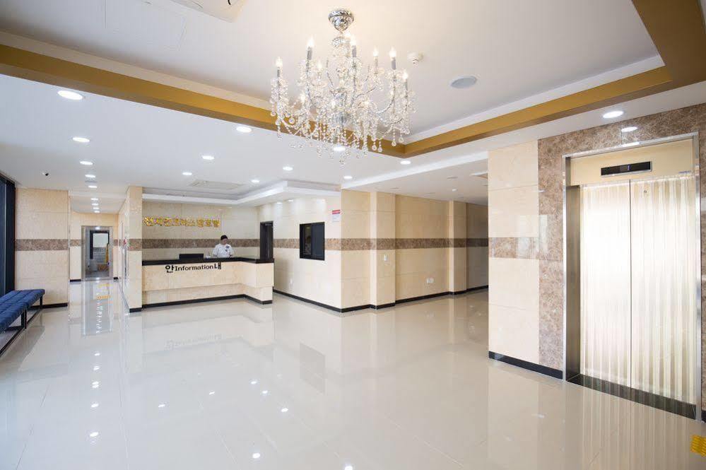 סאוגוויפו Cheonjiyeon Crystal Hotel מראה חיצוני תמונה