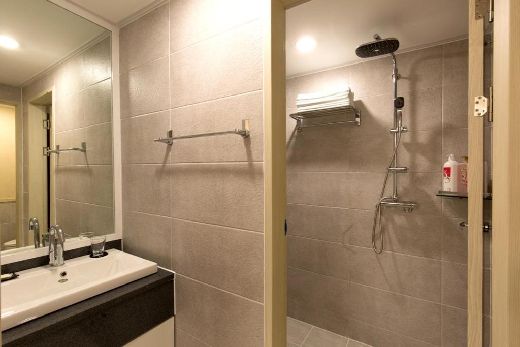 סאוגוויפו Cheonjiyeon Crystal Hotel מראה חיצוני תמונה
