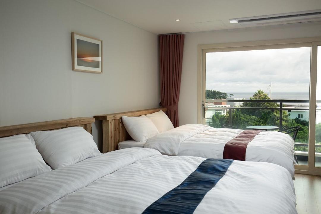 סאוגוויפו Cheonjiyeon Crystal Hotel מראה חיצוני תמונה
